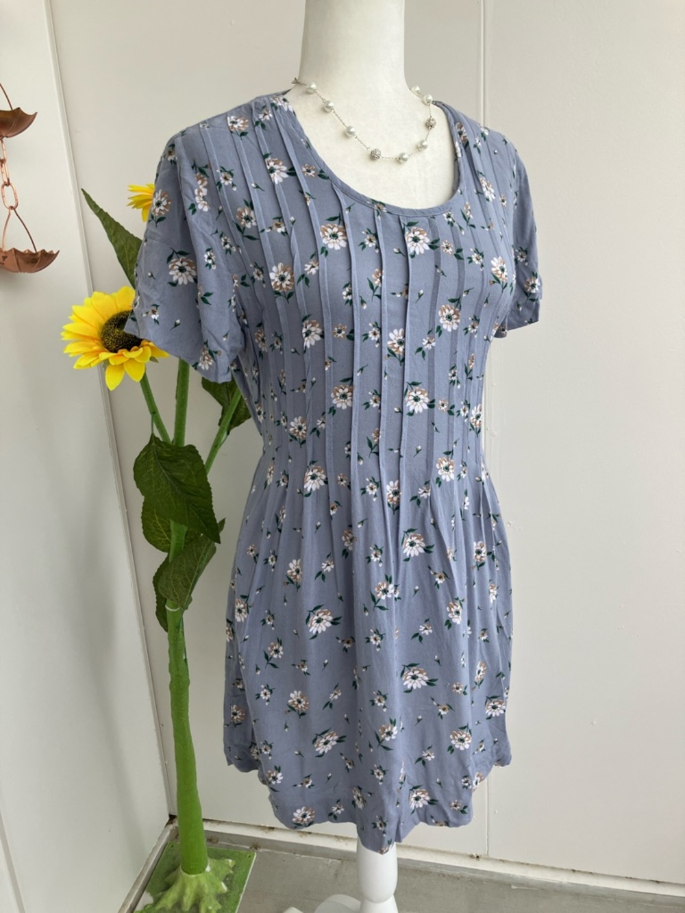 Vintage 90s Gray Blue Short Sleeve Tunic Dainty White Floral & Tie Back Waist